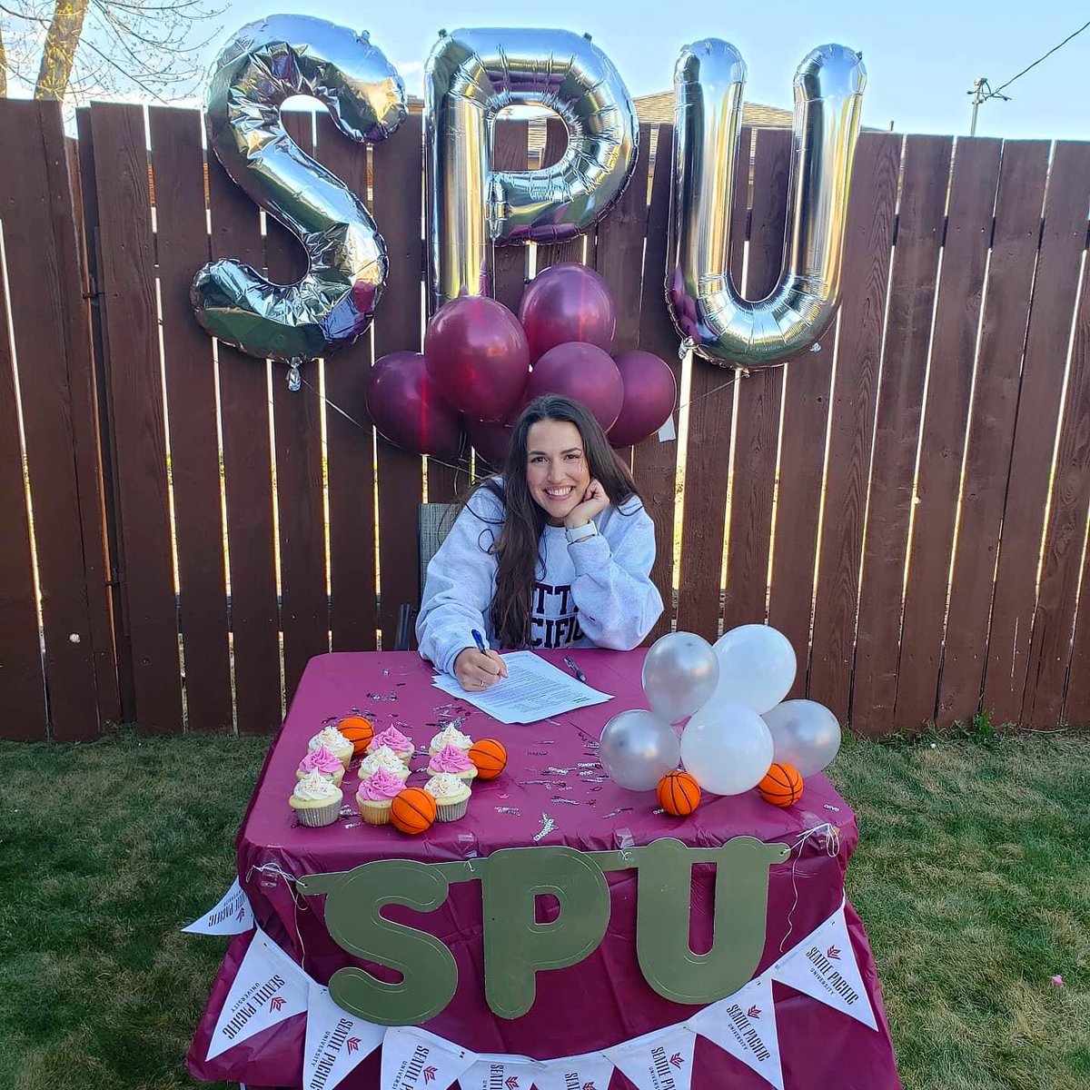 Huge congrats to Beth Pettingill!!👏🏼She officially committed to play basketball for Seattle Pacific University🏀We are so proud of you! #spuwbb #folsombulldogs #folsomhighschool