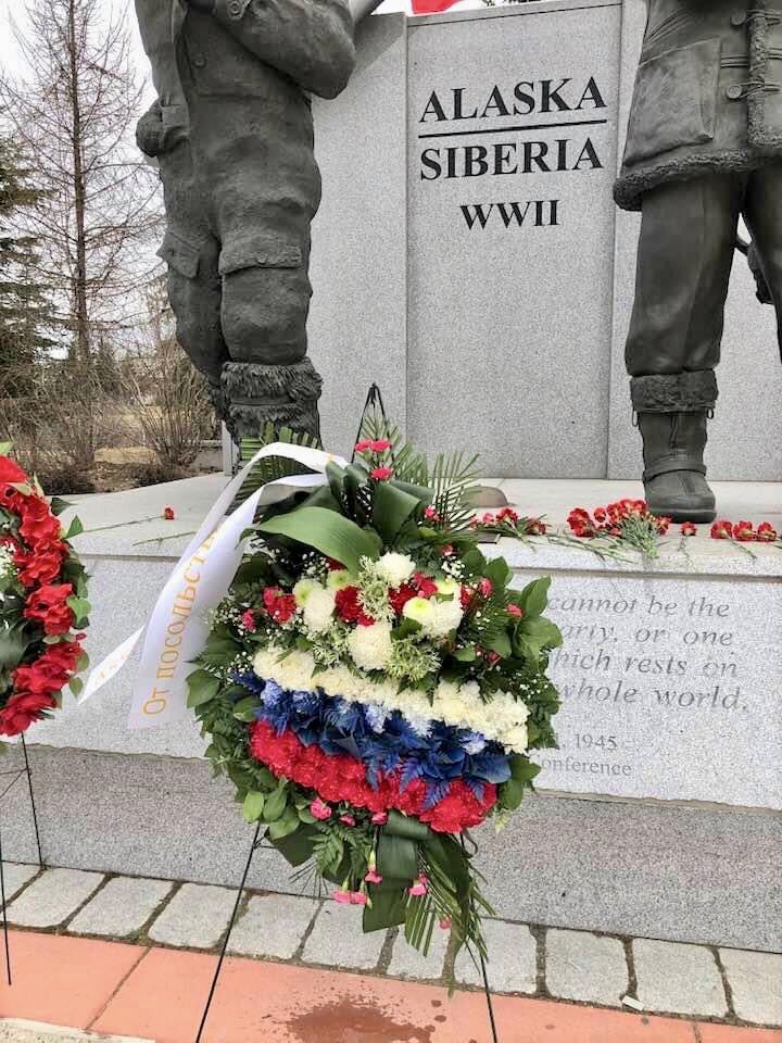 RusEmbUSA's tweet photo. #Victory75⭐️ Happy #VictoryDay!
Soviet & US #ALSIB pilots commemorated in Fairbanks
#WeWereAllies
🌺 READ
- Pipeline to @Russia: The Alaska-Siberia Air Route in WWII
🔹 https://t.co/GHwIUspO76
- Allies in Wartime: The Alaska-Siberia Airway During #WWII
🔹 https://t.co/R86JUkTMEJ https://t.co/IKH4Bhpxho