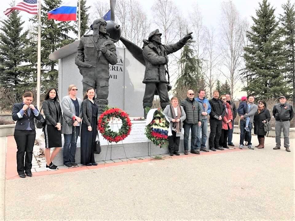 RusEmbUSA's tweet photo. #Victory75⭐️ Happy #VictoryDay!
Soviet & US #ALSIB pilots commemorated in Fairbanks
#WeWereAllies
🌺 READ
- Pipeline to @Russia: The Alaska-Siberia Air Route in WWII
🔹 https://t.co/GHwIUspO76
- Allies in Wartime: The Alaska-Siberia Airway During #WWII
🔹 https://t.co/R86JUkTMEJ https://t.co/IKH4Bhpxho