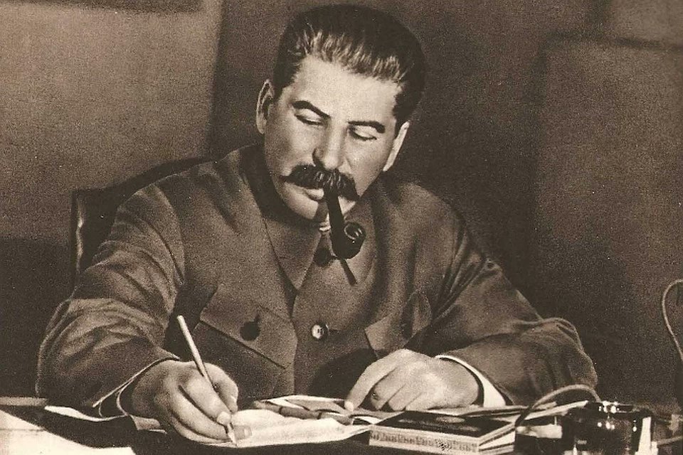 Товарищ Сталин составляет списки тех, кто не разместил у себя в ленте поздравление с 9 мая