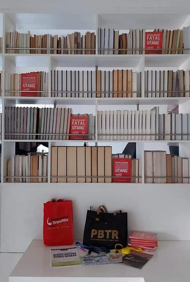 MakmurTanpaRiba's tweet photo. Sudah punya BUKU MERAH MTR???
Atau belum tahu apa itu BUKU MERAH MTR???
Simak penjelasannya pada tweet selanjutnya yah 😊
.
#Bukumerah #BukuMerahViral #MasyarakatTanpaRiba #LunasUtang #IndonesiaBebasUtang #IndonesiaTergadaiUtang https://t.co/2XP33kRIWs