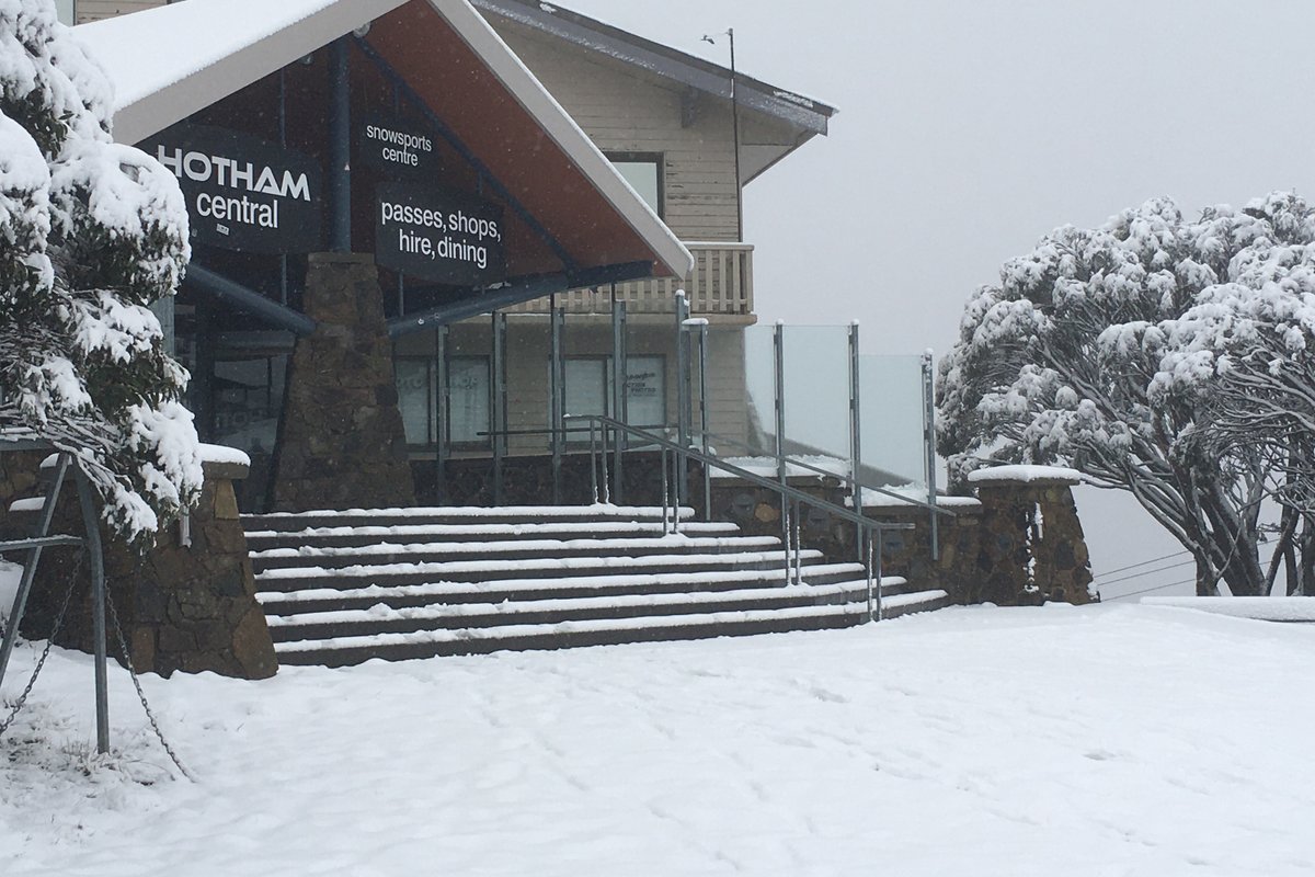 powderhounds1's tweet photo. Snowy weather has hit Mt Hotham again, with about 10-12cm of snow forecast for today. Keep it coming!! #mthotham #hotham #hothamalpineresort #snowing #skiaustralia https://t.co/MK5FL8lFTf