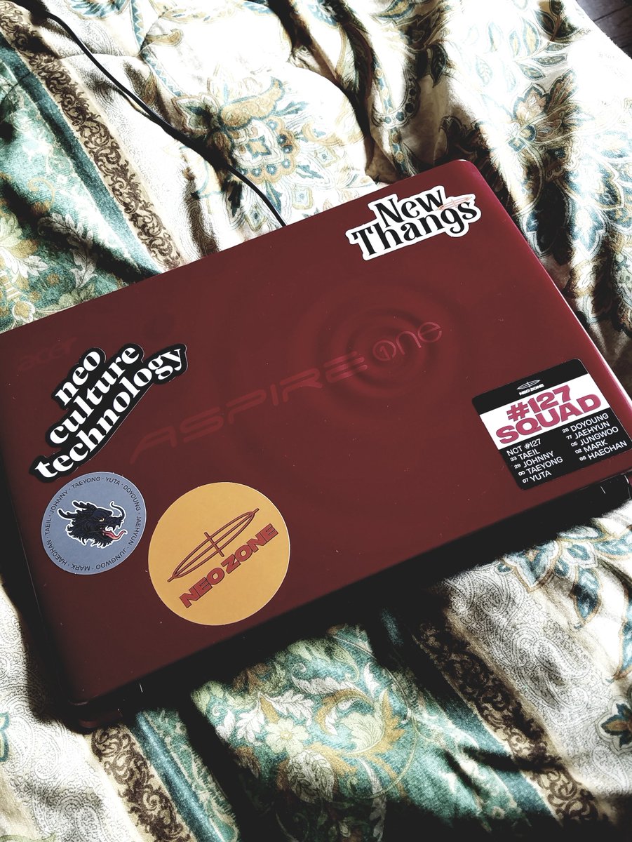 holograss's tweet photo. meet my new laptop. his name is johnny and he is all pimped up with some #NewThangs. https://t.co/s3a8VlGP7g