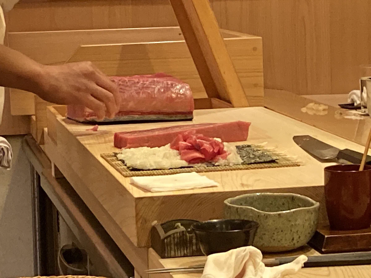 嘘でしょ・・。ただの鉄火巻き頼んだと思ったら、思ってたのと違うのが出てきた！