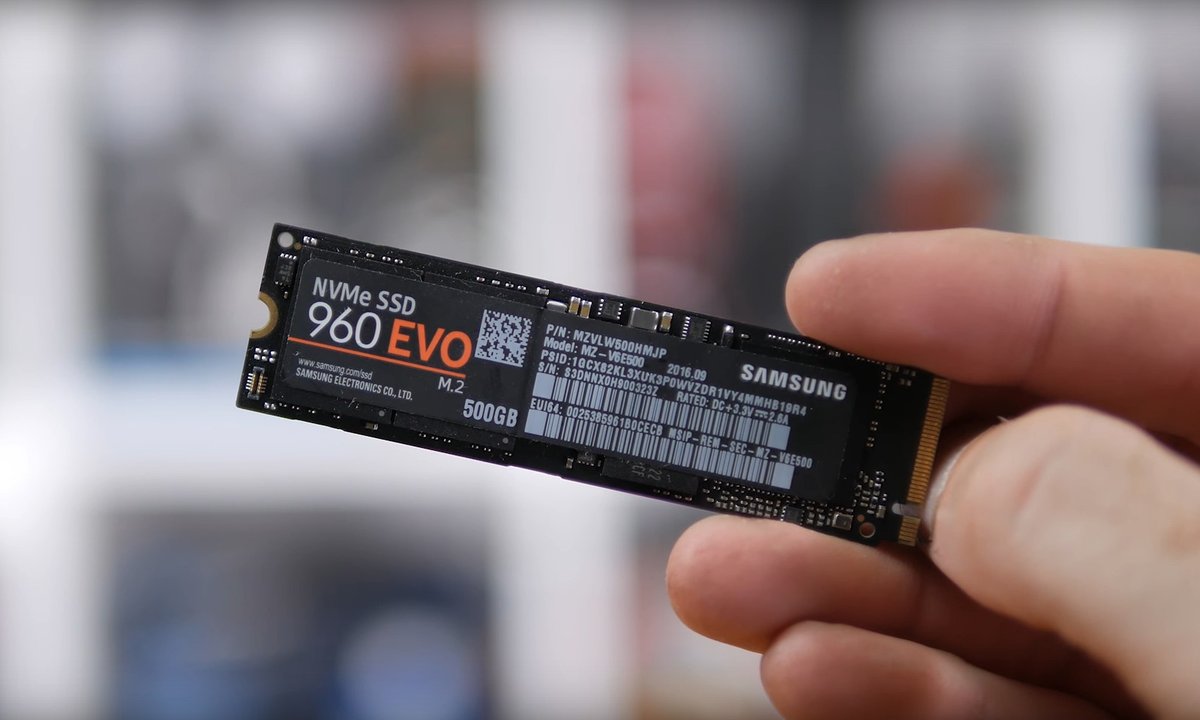 rinmansor's tweet photo. Dah 2020 ni TOLONGLAH JANGAN BELI LAPTOP YG PAKAI HARD DISK. Wajib beli yang pakai SSD.

Pakai hard disk nak start windows lambat. Nak launch app semput.

Tengok dulu specs sheet sebelum beli. Wajib sebut 'SSD', 240GB minimum. Sekian. https://t.co/k5H50HHypd