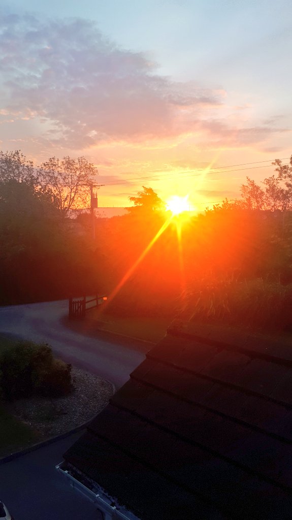 RolandRogers20's tweet photo. Sunrise in Tralee https://t.co/PBUD6kpGsn