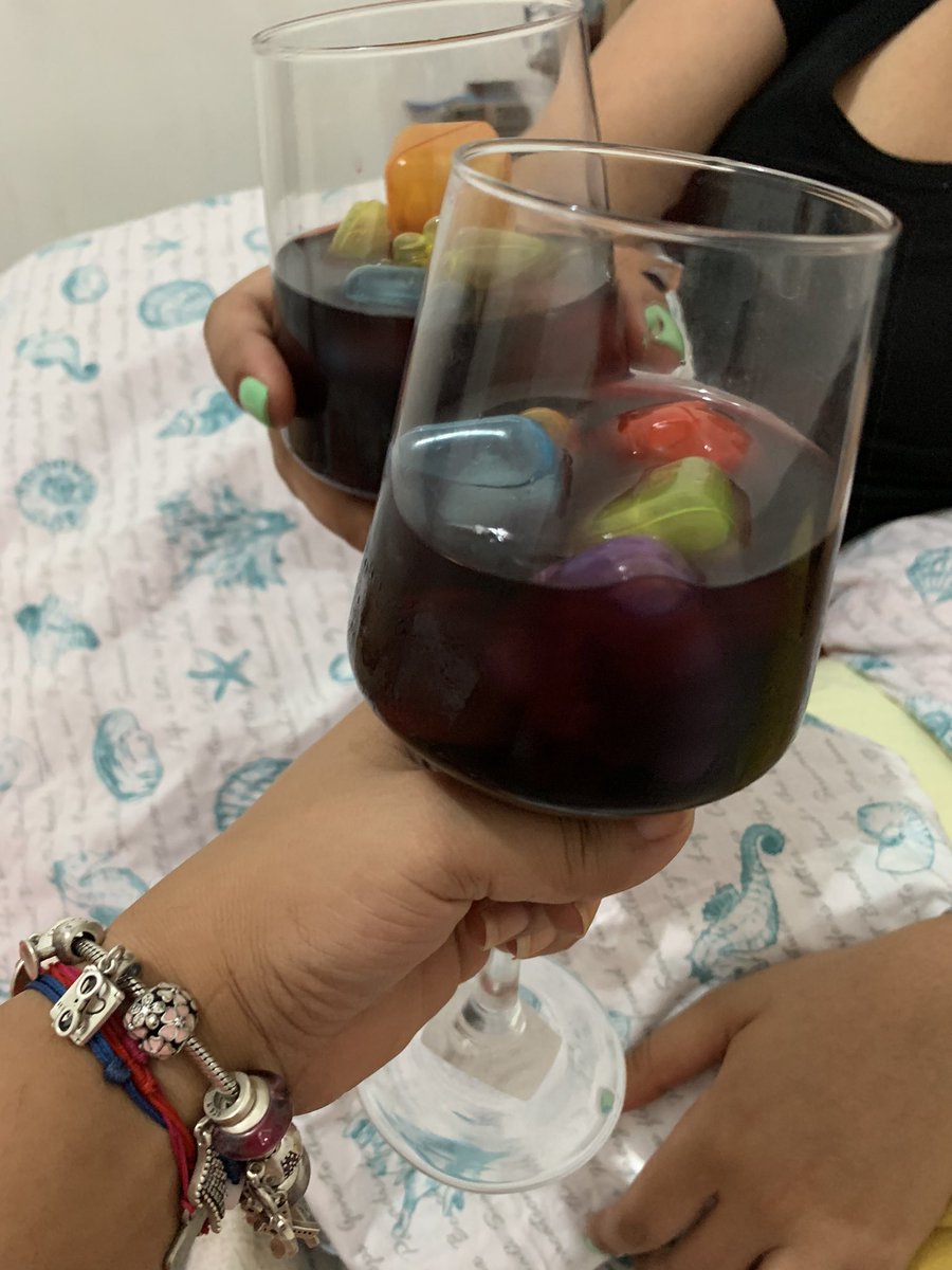 FloryCantoX's tweet photo. Salud por las amigas ... 👯♀️
#PijamasParty 🍷 https://t.co/5NmYXZORb9