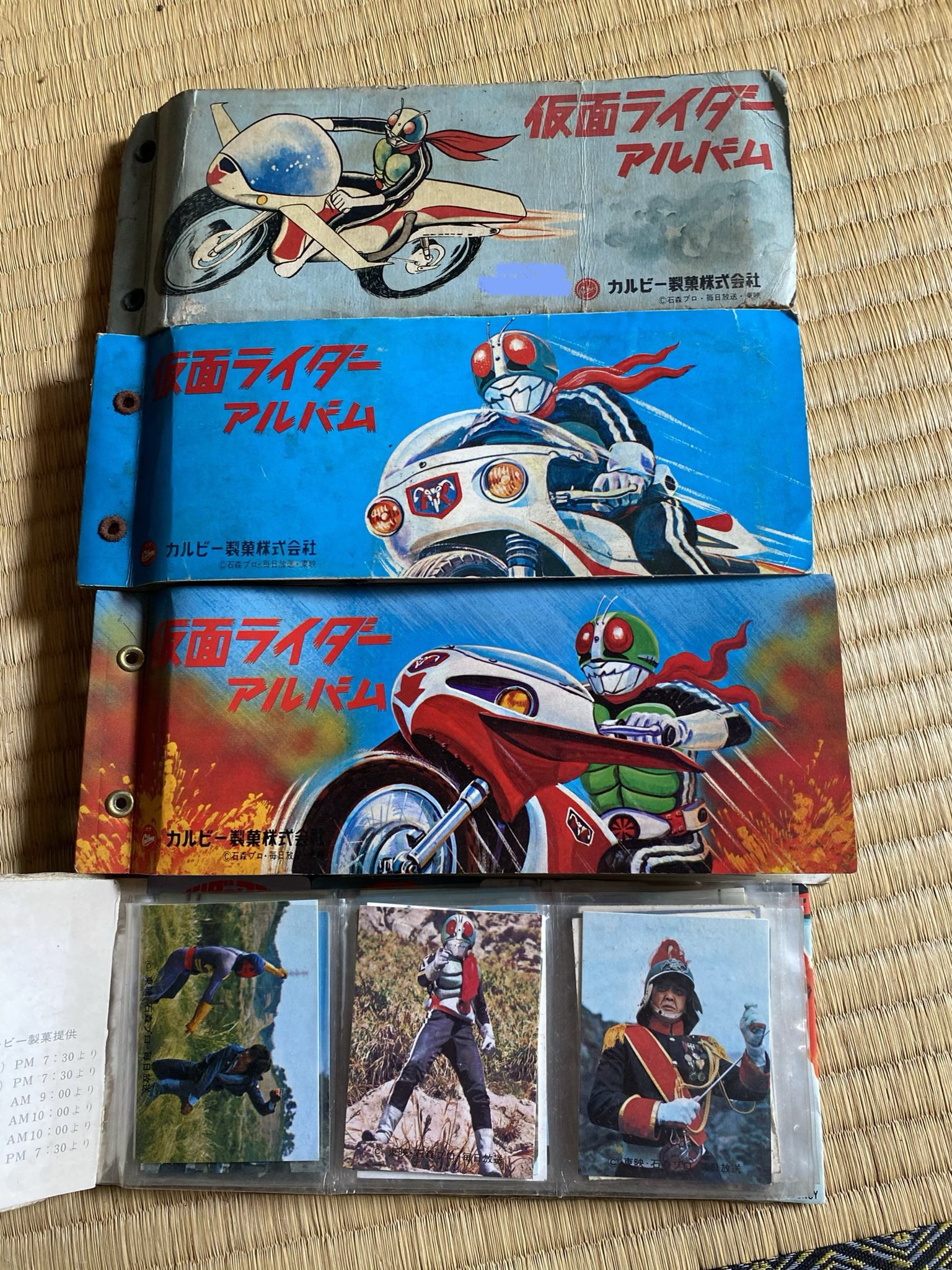 カルビー旧仮面ライダーカードNO.100〜199とカードアルバム3冊のセット