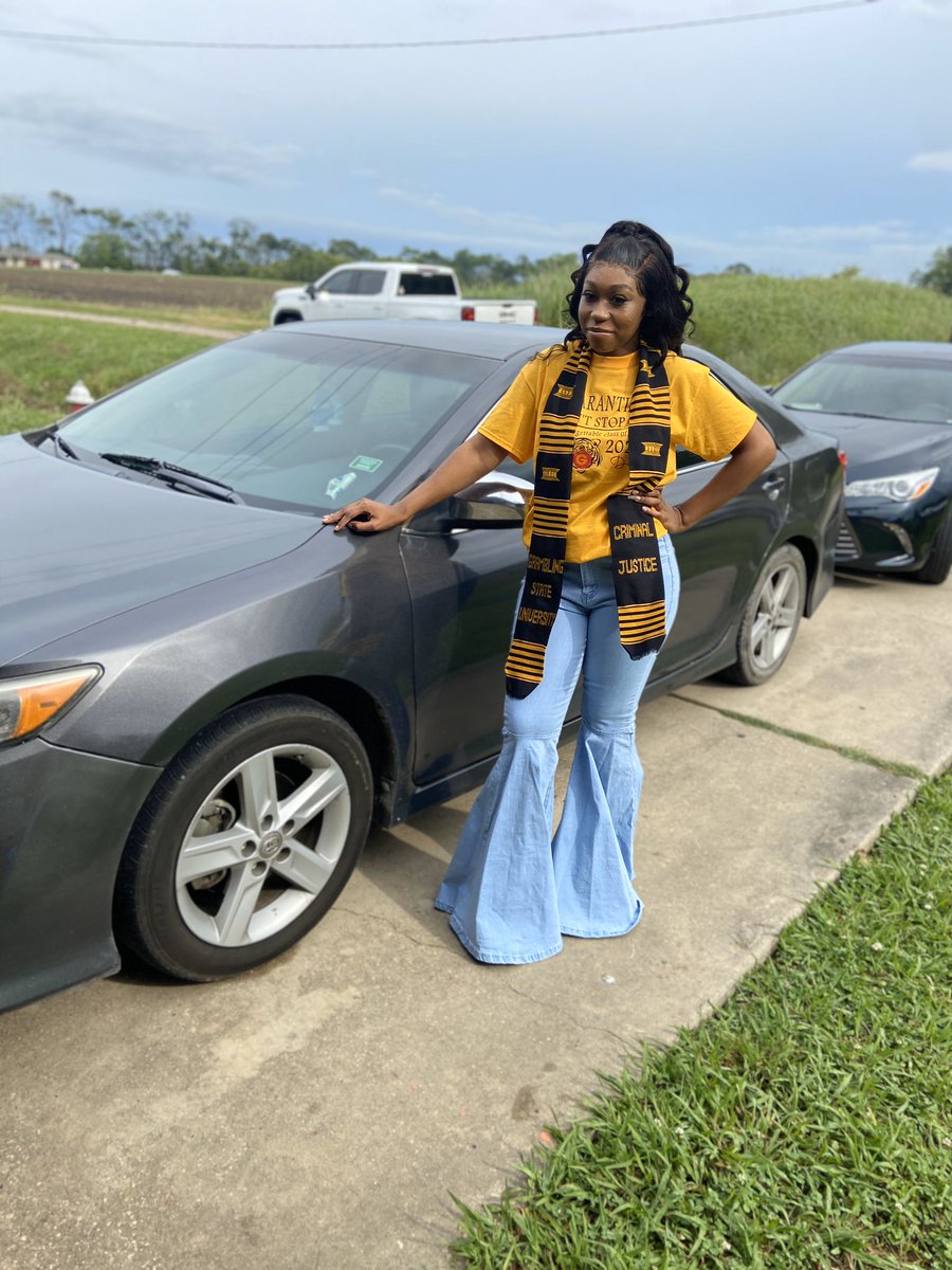 _DaeeThoo's tweet photo. I did it for my son ❤️👩🏽‍🎓🐯 Proud to be apart of the Gramfam Alumni ..The unforgettable class of 2020 😌💛 https://t.co/ajAYFbX0CC