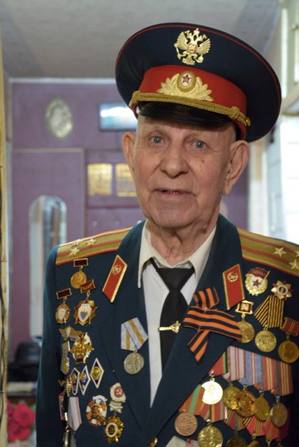 Вчера поздравил с Днём Победы своего школьного учителя, ветерана ВОВ-Панюшкина Алексея Ефимовича. Он прошел большой боевой и человеческий путь,36 лет преподавал Начала военной подготовки. Моему Учителю 92 года и он ведет активный образ жизни. Крепкого здоровья ему и мирного неба!
