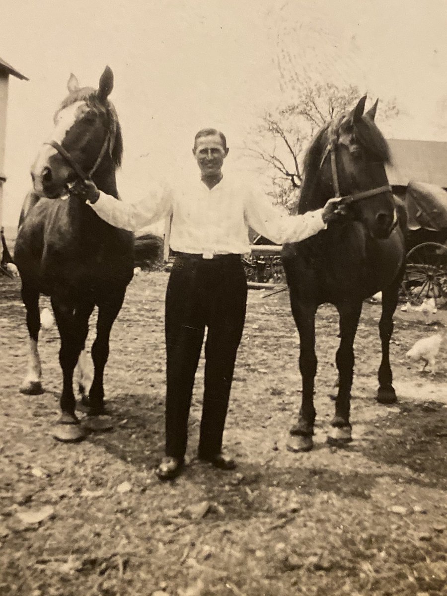 madismasher's tweet photo. I’ve been collecting vintage photos for a minute but here are some of my new faves https://t.co/2aWWhtIPHl