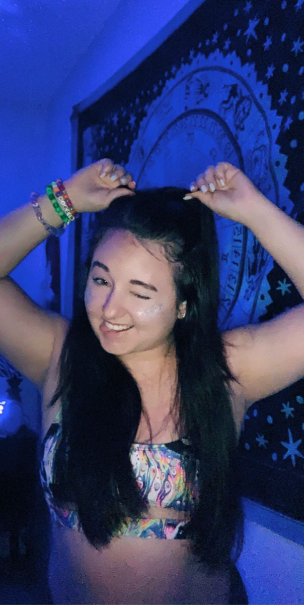 bassbabyyy96's tweet photo. Vibing to @FullMoonFestAZ on twitch right now 💖
#fullmoonfest #psychedelicsleepover https://t.co/oJX4OaGVIf