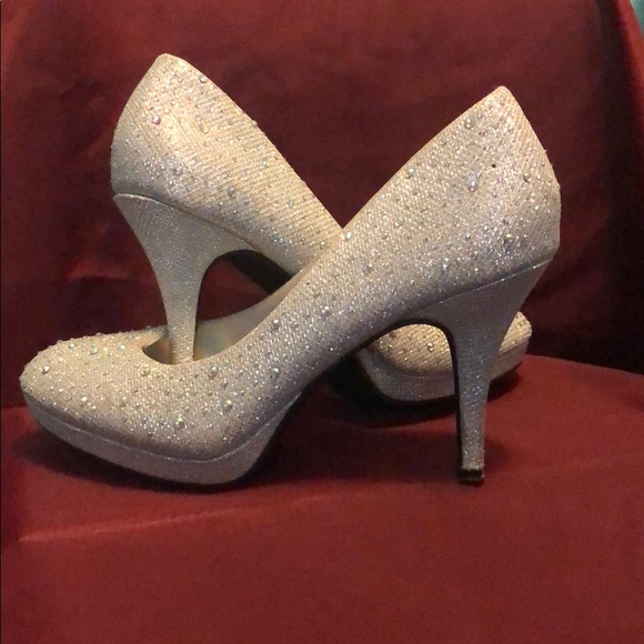stylesorceress's tweet photo. So good I had to share! Check out all the items I'm loving on @Poshmarkapp #poshmark #fashion #style #shopmycloset #uniqlo #caterpillar #silverslipper: https://t.co/swHah3GMhU https://t.co/k5VMoc20xo