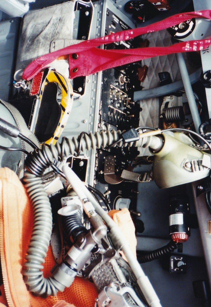 航空自衛隊練習機T-2（29－5175）のコックピット内です。正面