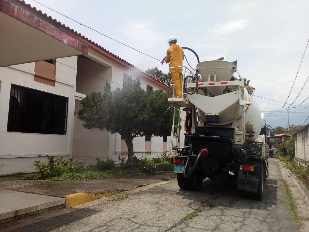 Merida_Tricolor's tweet photo. En #UnionSoberaniaYPaz @Barrio_Tricolor #Mérida procedió a #limpiezaydesinfección del Urbanismo Gran Mariscal de Ayacucho, Mpio. Libertador cumpliendo con las órdenes del Pdte @NicolasMaduro con @vamosconJehyson @ZODI_Merida22 @PCivil_Ve @meridainass @MiliciaBV1 @aguasdemerida https://t.co/6lftoJRjgV