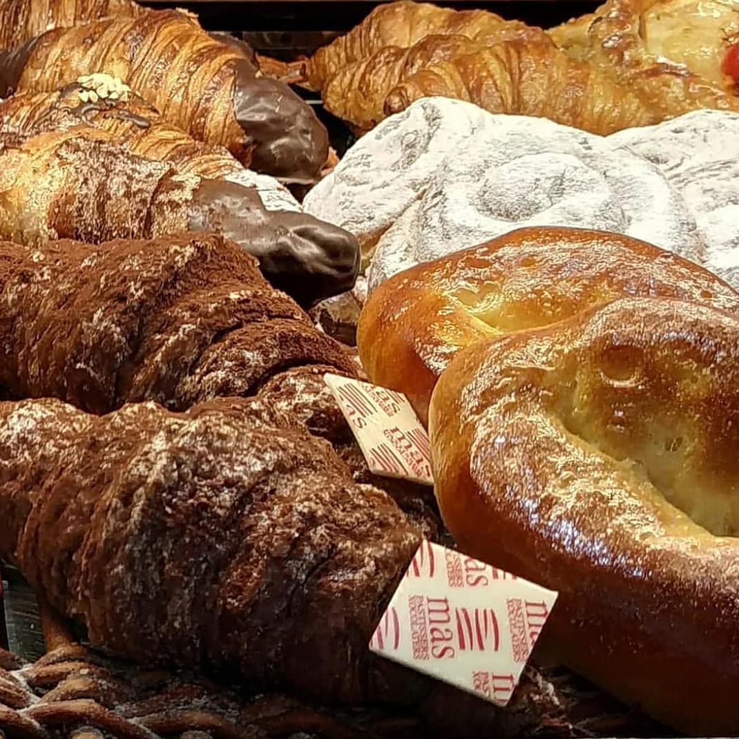 MasPastissers's tweet photo. Bon dia i bon dissabte!!
El primer pas per començar un bon cap de setmana es començar-lo amb un bon esmorzar.
Que us sembla si el comencem amb la excel·lent brioixeria que t'oferim a Mas Pastissers? https://t.co/IrP51FqdiG