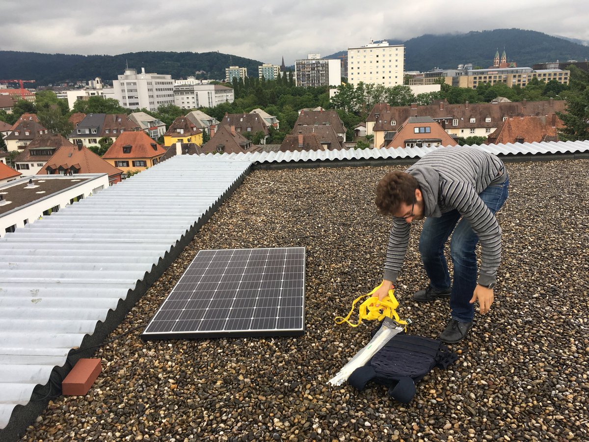 sbamueller's tweet photo. Seit gestern überwache ich das #Balkonsolar Gerät in meiner Wohnung mit einer Fritz Dect 210 Steckdose. Seit heute morgen 209 Wattstunden erzeugt. Leistung aktuell: 123,08 W. @BalkonSolar #Freiburg #Dächer #Solarpanel #greencity #energiewende #fritzdect210 https://t.co/HBn3MTlYbP