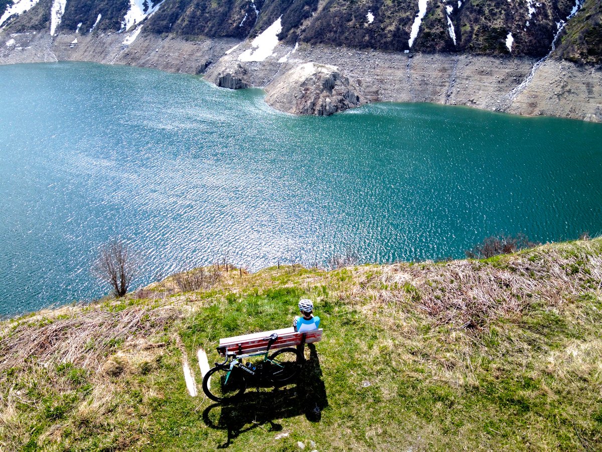 vivadisentis's tweet photo. Geniesst das #Wochenende – wo auch immer Ihr seid. Gruss aus den Bergen in @Graubunden @MySwitzerland_d #nalps #sedrun #tujetsch #disentis #muster @velogrischa @Velojournal @proveloschweiz @VeloVoices @cyclingschweiz @swisscycling @assos_com https://t.co/E7600F7mCm