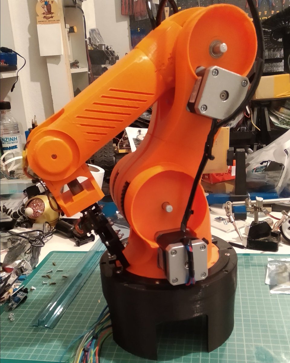 dpiperidis's tweet photo. Finishing my #homemade six #dof #robotic_arm. It's a modified #zortrax #3d_printed robotic arm. You can move it by hand to the positions you want and then the robot will replay them https://t.co/zsNXjmNTjo