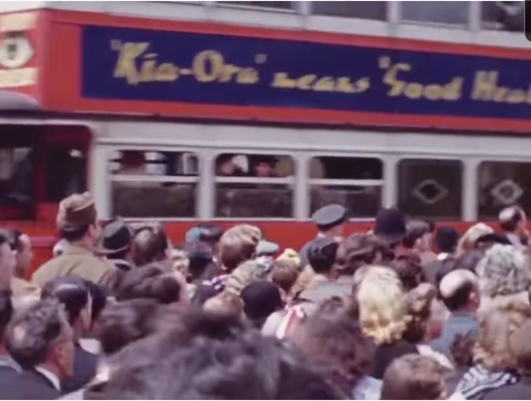 MurrayAckman's tweet photo. VE celebrations 8 May 1945 at Trafalgar Square - noticed 'Kia-Ora' written on a bus. @NZDefenceForce do you know what's behind this? https://t.co/9F8F2u4tgF