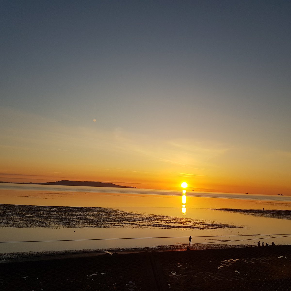 Beautiful sunrise over Dublin Bay this morning #DIL2020 #pietahouse