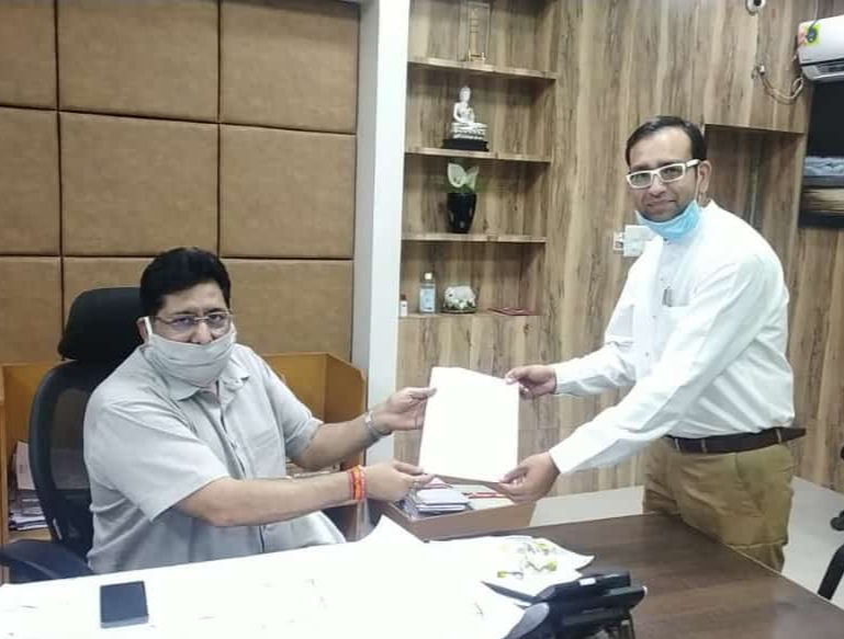 atulbapna's tweet photo. #COVID19
#ThankYouCoronaWarriors
भीलवाड़ा के अतुल बापना ने राष्ट्रहित में कोविड-19 की दवा या टीके के परीक्षण के लिए जिला कलेक्टर श्री राजेंद्र भट्ट से मिलकर स्वयं को प्रस्तुत करते हुए अपनी स्वीकृति प्रदान की है।
@ashokgehlot51 
@RaghusharmaINC  
@RajCMO https://t.co/2vZNtxkx9H
