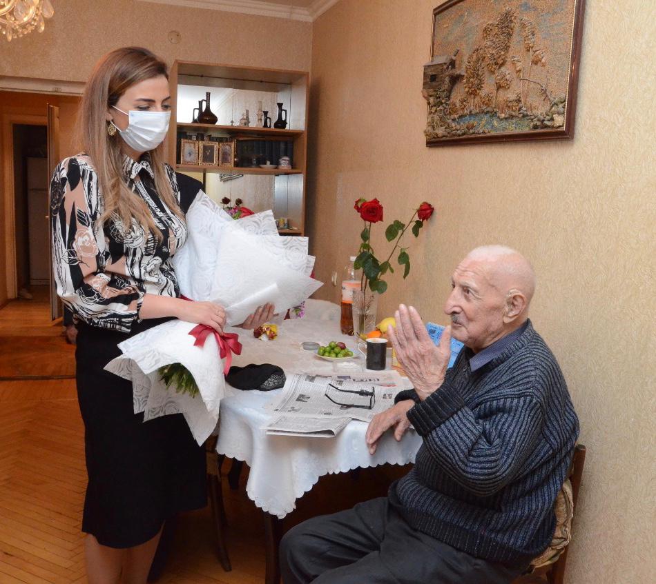 KNurullayeva's tweet photo. Əziz seçicilərim,

9 may faşizm üzərində qələbənin 75 illiyi münasibəti ilə Nizami rayonunda yaşayan, Böyük Vətən Müharibəsi veteranlarımız 98 yaşlı Ağayev Əsgər İdris oğlu və 99 yaşlı Rəhimova Vera Alekseyevna ilə evlərində görüşərək bayramlarını təbrik etdik. 

#75il #9May1945 https://t.co/dqmTPwYKSh