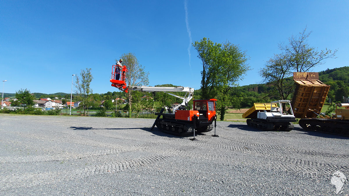 itogermany's tweet photo. Fotos zeigen einen gebrauchten Raupendumper #Morooka #MST800 mit #Arbeitsbühne https://t.co/OIb7kirT4r   #used #dumper #forsale #tracked #vehicle #manlift #cherrypicker https://t.co/s6reBoCVXP