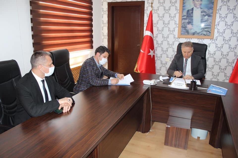 gapaydin15's tweet photo. Yeni Tasarım Beceri Atölyeleri İçin Valimiz Sayın Hasan Şıldak'ın Yönetiminde Düzenlenen E-Toplantı ile Fatih Sultan Mehmet  İlkokuluna yapılacak Mutfak Atölyesi Barboros Türker ile yapılan protokolümüz . İlçemizde ilk kez mutfak atölyesi yapılacak. https://t.co/yCuYnPSvQ5