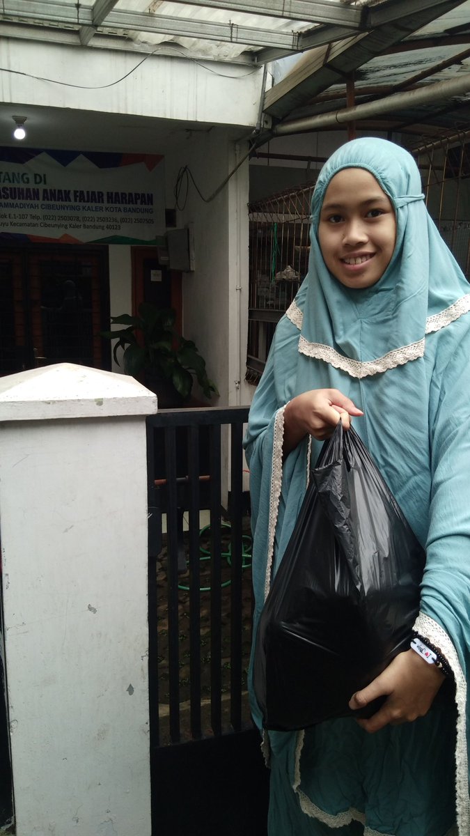 miahar92's tweet photo. Haloo Bandung..
Hari ini alhamdulillah dpt offline buat anter donasi nih😉
Buat yang butuh jasa buat antar/jemput barang, belanja,dll dm yaa😉

@gojekontwitt @grabontwitt @yogojekyo @briobiruplatDe @reddishaine @driver_bdg @zimbabwedriver
#ButuhDriverBandung https://t.co/7uh2RRhgX9