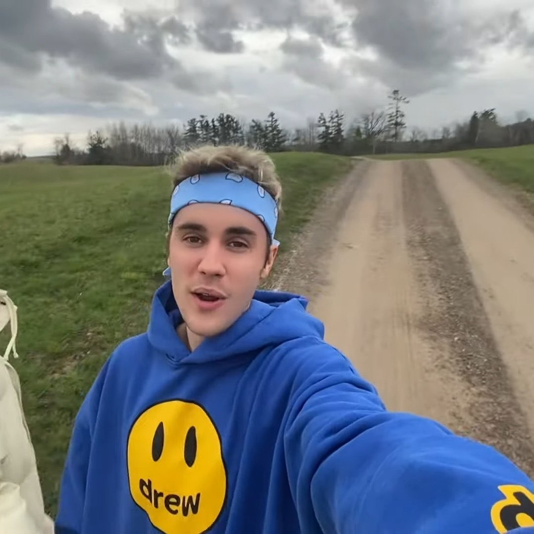 annisasjnn's tweet photo. im stuck with him @justinbieber #JustinBieber #beliebers #STUCKWITHU https://t.co/Y20Q2JiZo8