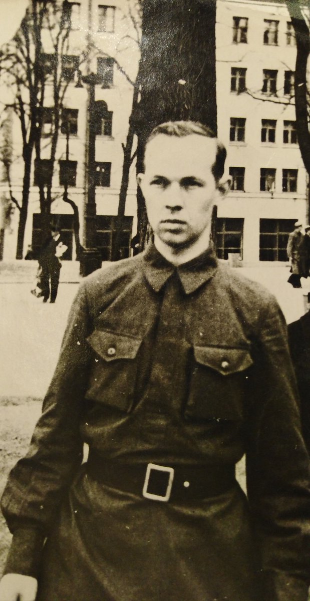 Мой дед не воевал. Они с мужиками просто взяли, и практически на руках вынесли завод ЗИЛ и отвезли в эвакуацию, там в чистом поле собрали заново, и завод делал миномёты, патроны, автомобили "Катюша".
Спасибо деду за Победу.
#ДеньПобеды