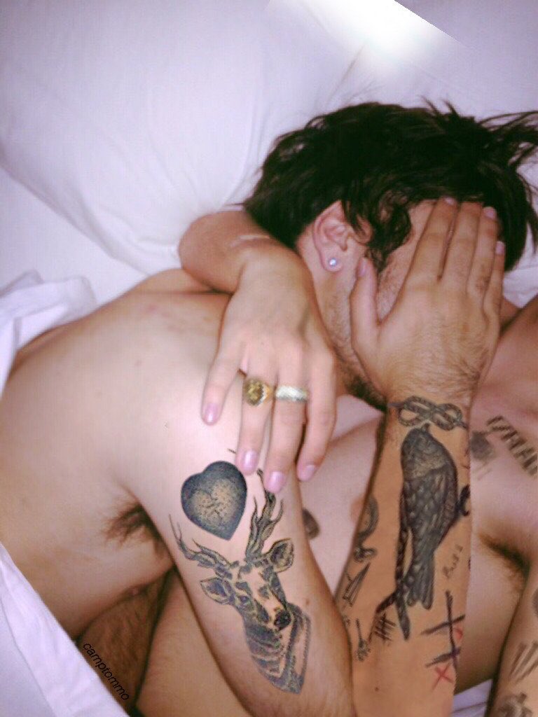 Manips of Larry sleeping together apreciattion tweetpic.twitter.com/9JnyDui...