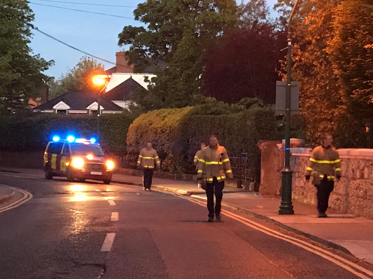 DubFireBrigade's tweet photo. Firefighters across the city rose this morning for the #DILSunriseAppeal to highlight the issue of Mental Health. A crew from Donnybrook walked the 2.5km to Sandymount Strand shadowed by their fire appliance in case an emergency call came in. #DarknessIntoLight @pietahouse 1/2 https://t.co/p1iFQc2ub7