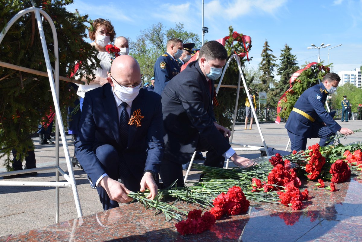 В Ульяновске в день 75-летия Победы в Великой Отечественной войне возложили венки и цветы к Вечному огню

9 мая на площади 30-летия Победы состоялась церемония возложения венков и цветов к Вечному огню с участием первых лиц области и города.

Подробнее: ulmeria.ru/ru/news/202005…