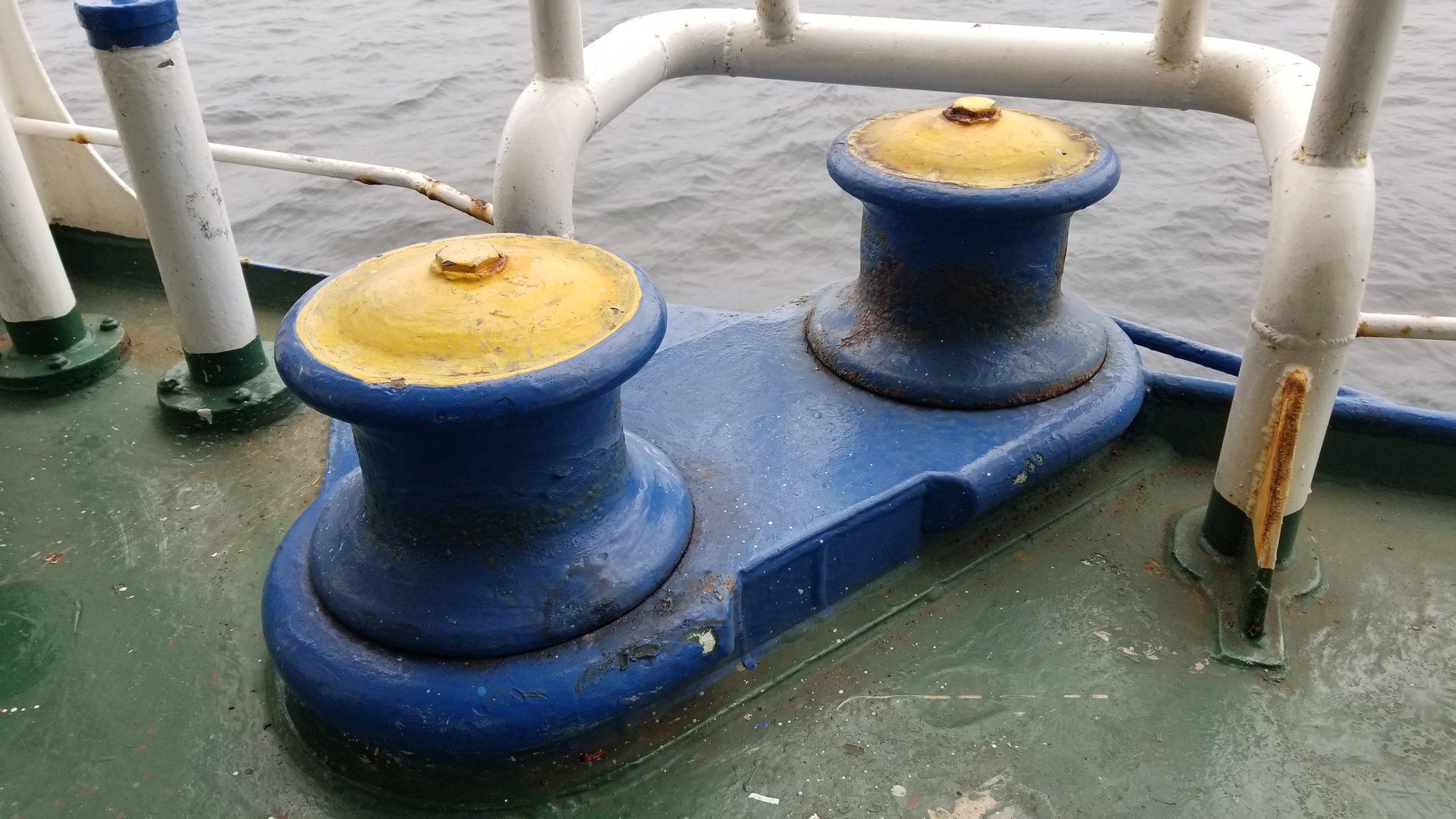 大吟醸船長 係船柱 1本のものがビット 2本のものがボラード みたいなものがクリートという ロープをガイドするものはフェアリーダ 内航船の日 T Co 7nsb6avptc Twitter