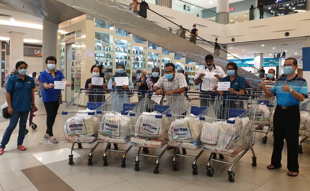 rotary_3300's tweet photo. On behalf of the District Covic-19 Emergency Food Aid Committee RC Seremban and its members presenting Essential Goods to 44 needy families in Negeri Sembilan at Mydin Seremban 2 together with Representatives from Finco and Negeri Sembilan Education Department. https://t.co/JVM2k0w543