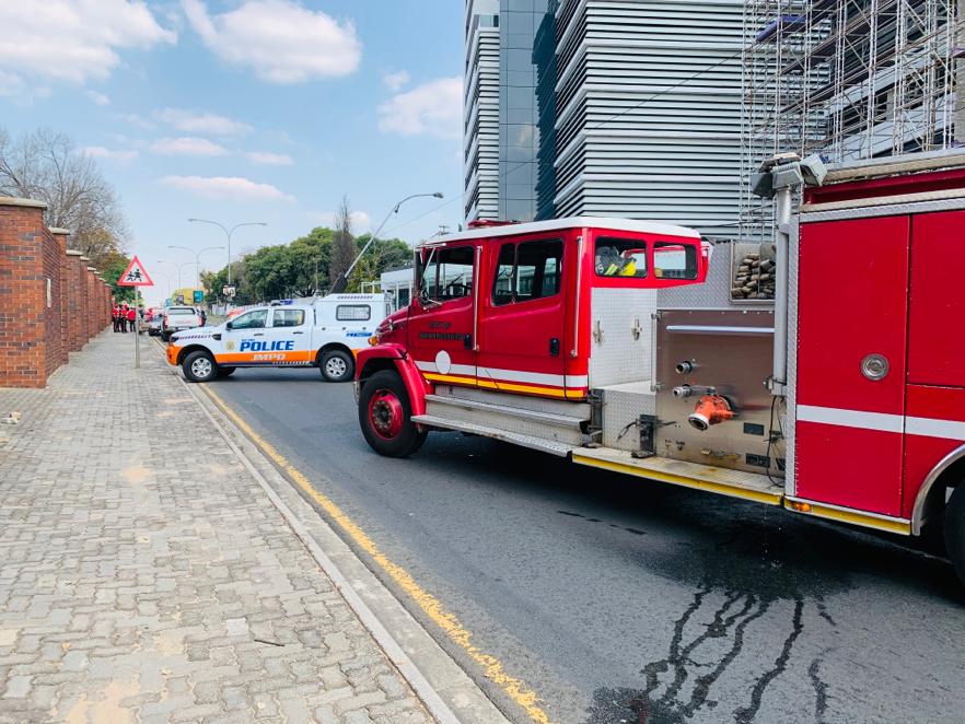 EMER_G_MED's tweet photo. 《Sandton》#M03, #RV6, #A01 responded to Rivonia C/O Melville Road for a vehicle that rolled. On arrival we treated and transported one patient under the care of our ALS to hospital. @_ArriveAlive @GTP_Traffstats @EWNTraffic #whensecondscounts #sandton https://t.co/cBBg0oCoeL