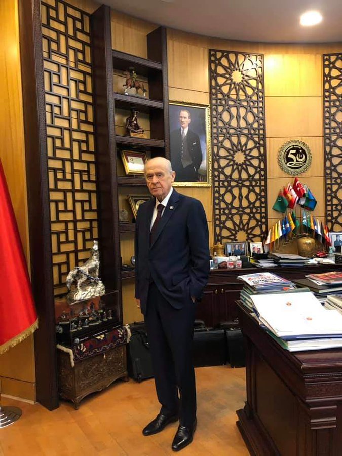 Bozkurt duruşu olmalı insanın, 
hain pusuları bertaraf eden,
Bozkurt bakışı olmalı insanın,
yurduna göz dikenin gözünü oyan, 
Bozkurt Lideri olmalı insanın, ergenekondan çıkarıp, vatan kuran, vatan kurtaran!