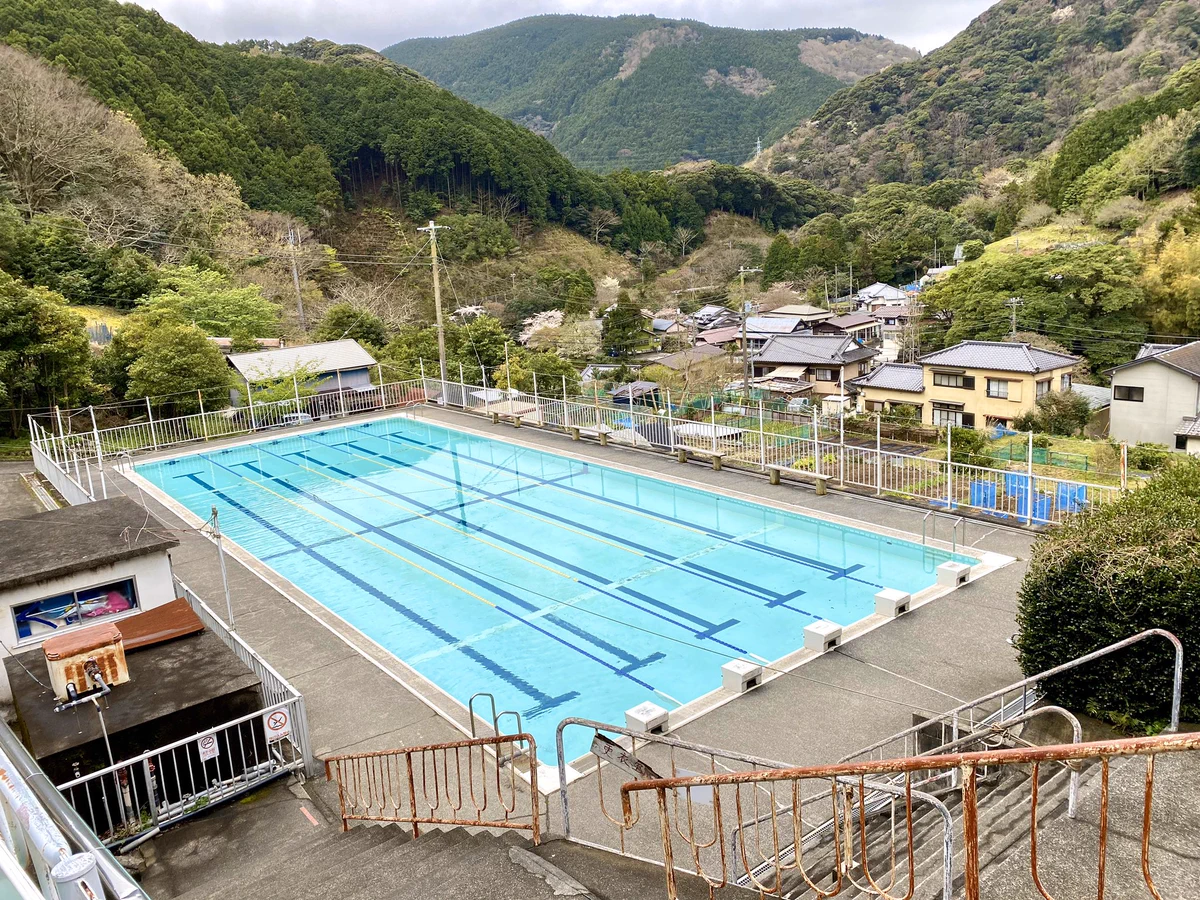 25mプールが丸々温泉！静岡県西伊豆町の『やまびこ荘』に泊まってみたい！