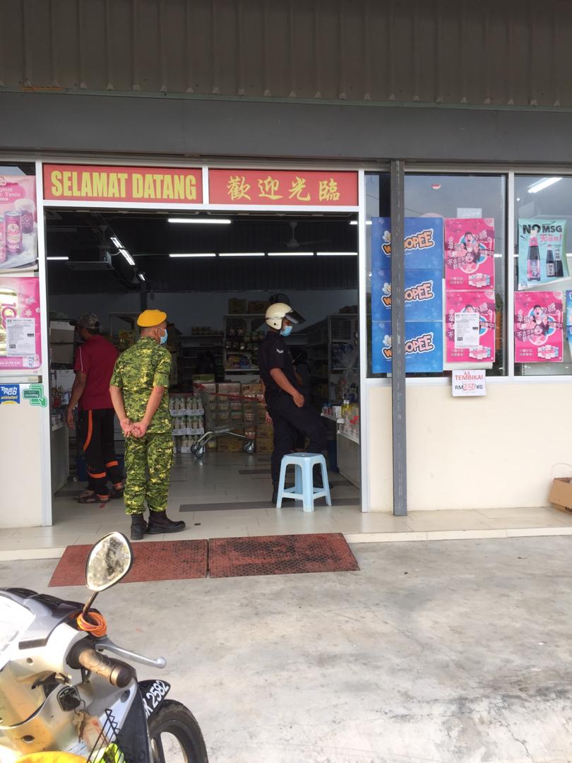 9 Mei 2020 Jelebu, Rondaan PKPB Covid-19 RELA Bersama PDRM di Kawasan Pekan Titi &amp; Sg Muntoh.
#DudukRumah 
#StayAtHome 
#KitaJagaKita 
#SetiaBerbakti.
<a href="/KDNPUTRAJAYA/">KDN🇲🇾</a> <a href="/kamarudin_rapig/">Kamarudin Mohd Rapig</a> <a href="/relamalaysia/">relamalaysia</a> <a href="/PrdGunalan/">Gunalan</a> @yosdiahmad <a href="/RELA_N9/">RELA NEGERI SEMBILAN</a> <a href="/HairolBatista/">Hairol Batista</a> @HazrulPprd