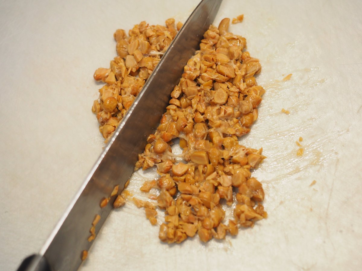 筋肉料理人 藤吉和男 ボラの刺身のぽん酢納豆和えです 白身魚のボラの刺身 を納豆と合わせ ぽん酢しょう油でいただきます 納豆にぽん酢しょう油が合うのか と思うところですが これが結構 いけます さっぱり感があって好きな味です T Co