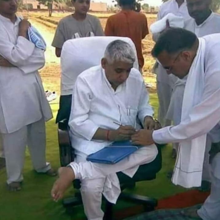 FMph6YNL6ygGoXL's tweet photo. #GodMorningSaturday 
आखिर संत रामपाल जी कौन है ?
ऐसा महापुरुष जो कबीर जी की तरह सच बोलने से नही डरता, जिसने पोंगा पंडितों के अज्ञान के सामने घुटने नही टेके, जिसने अपने ज्ञान और समाधान से लाखों लोगो को स्वस्थ कर दिया वो है @SaintRampalJiM
🌼🌼🌼🌼🌼🌼🌼🌼🌼
https://t.co/YCGIQOZBup https://t.co/62NVAmqULU