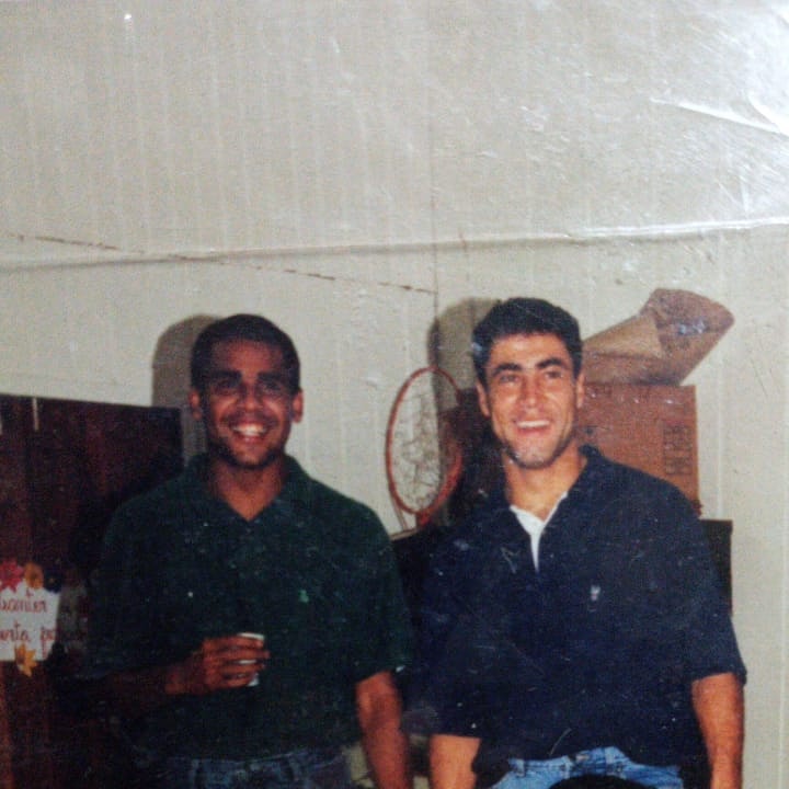 fabiano_uh's tweet photo. Hoje não é dia de #tbt🔙📸, mas essa lembrança merece ser compartilhada. Que estilinho hein... 😂😜
#uhfabiano #arilson https://t.co/K08YlA9PFM