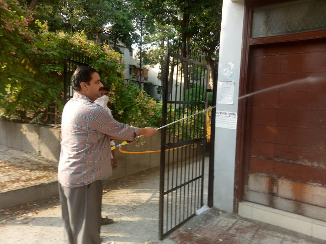 MANISHTANDON1's tweet photo. पीतमपुरा में MCD कर्मचारियों के साथ स्प्रे मशीन के माध्यम से Sodium Hypochloride का छिड़काव करवाया गया.... पीतमपुरा जीतेगा , कोरोना हारेगा....9-5-2020 #Sanitise #Lockdown #IndiaFightsCorona #MCDworking #NorthMCD #Coronafighters #कोरोनावायरस #COVID19 #कोरोना_वायरस  #सेनिटाइजेशन https://t.co/CpFyr8qO8b