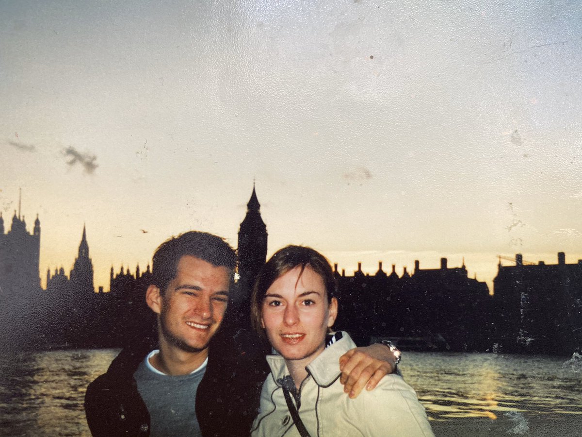 Um meinen 18. Geburtstag ist meine große Schwester nach London gezogen. Jahrelang verbrachte ich zahllose Wochenenden &amp; Semesterferien dort. Der #Europatag2020 ist traurig - weil die Grenzen in Europa noch zu sind &amp; UK die Union verlassen hat. Lasst uns beides wieder ändern! ✊🏻🇪🇺