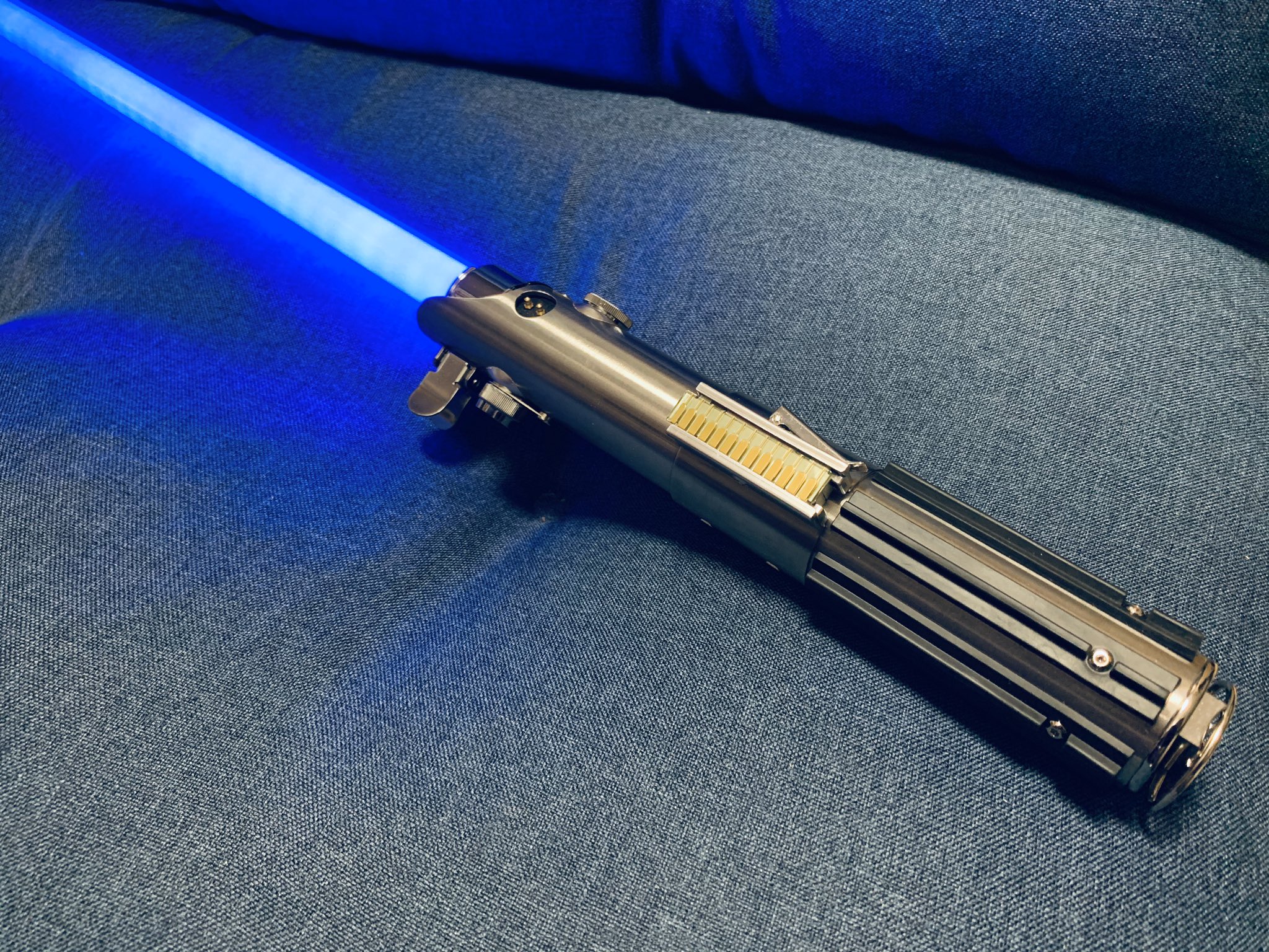 裄 ユキ という訳で米ディズニーランドのスターウォーズ ギャラクシーズエッジ限定のライトセーバー スカイウォーカーモデル を入手 子供の頃からfxライトセーバーはずっと憧れていたものの大人になってからも収納の都合もあり見送っていましたが