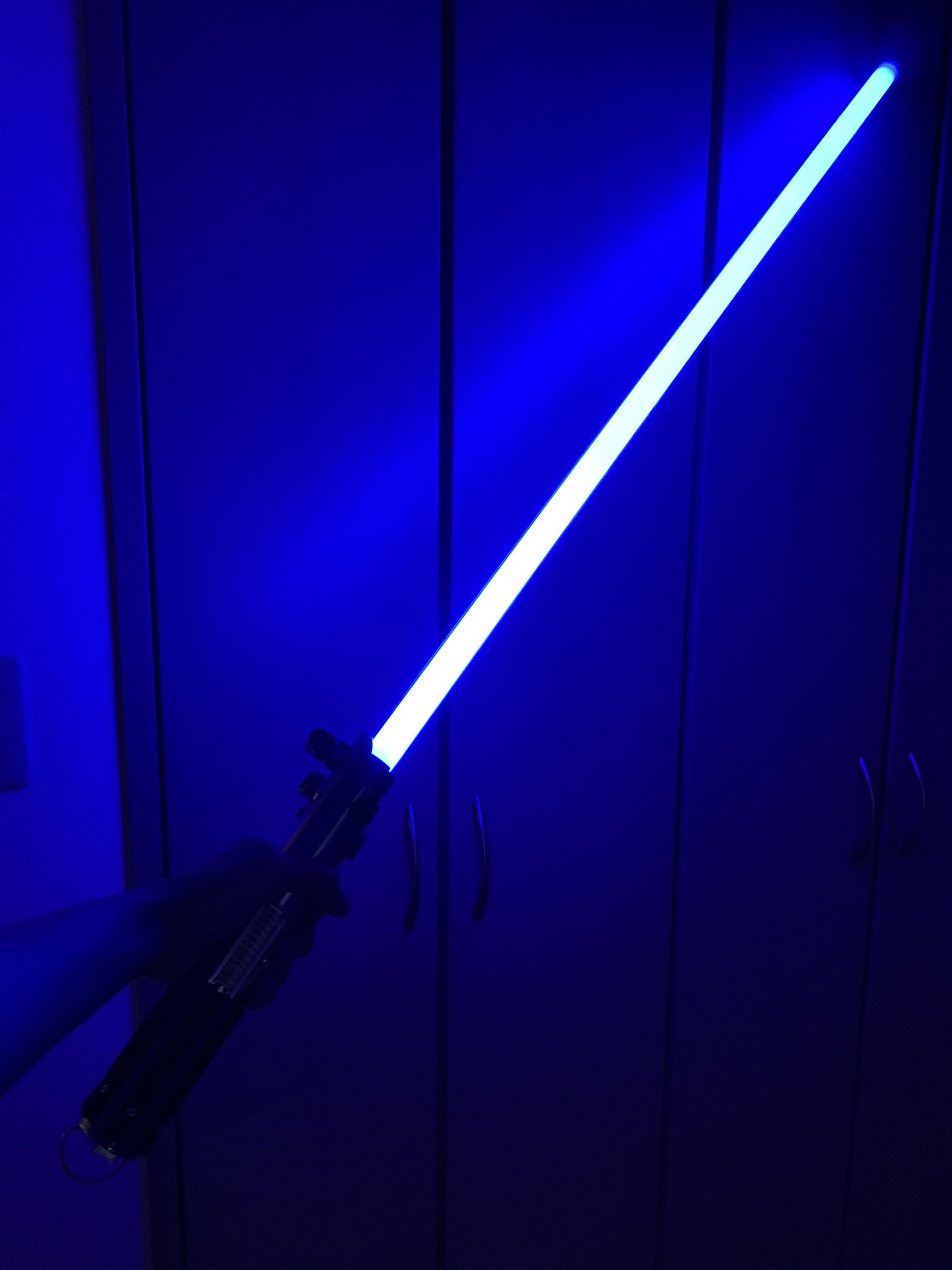 裄 ユキ という訳で米ディズニーランドのスターウォーズ ギャラクシーズエッジ限定のライトセーバー スカイウォーカーモデル を入手 子供の頃からfxライトセーバーはずっと憧れていたものの大人になってからも収納の都合もあり見送っていましたが