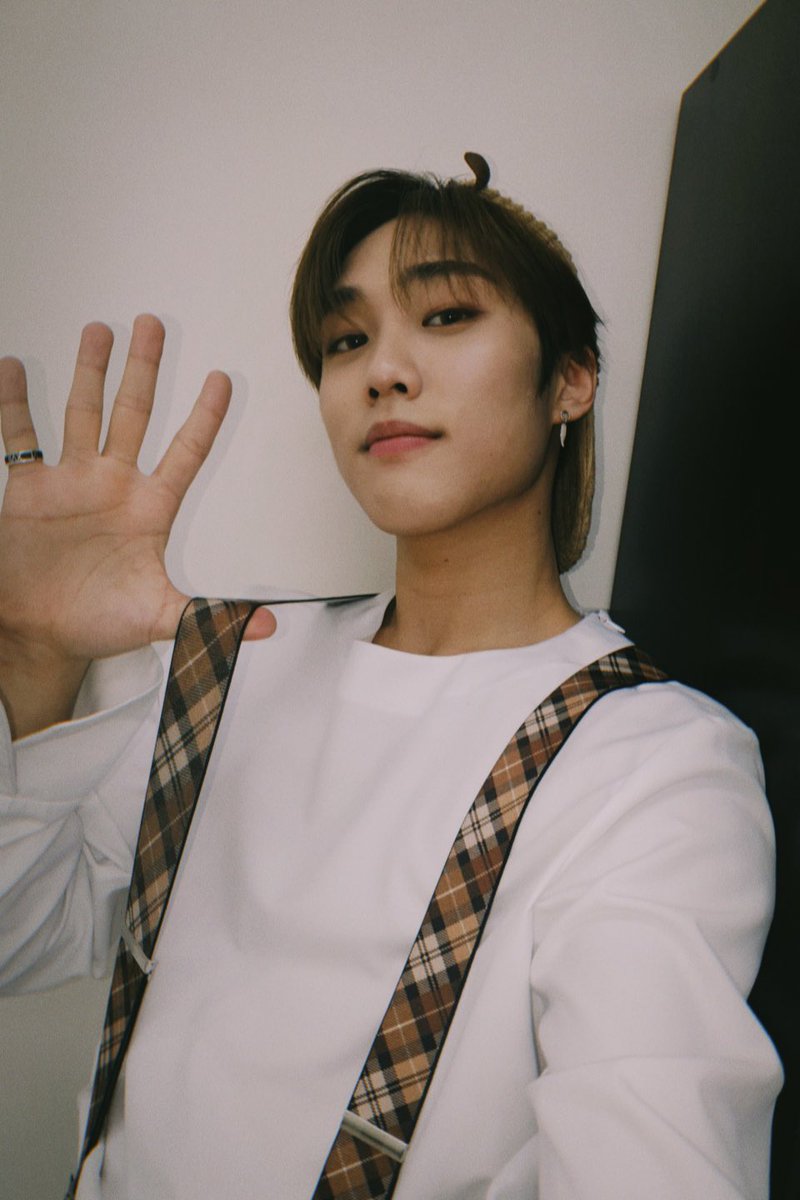 WE_THE_BOYZ's tweet photo. [제이콥] 케빈 반지 껴봤지롱 🤗 If you notice closely I wore one of Kevin's rings for Simply ❤ #bros #cuzwhynot https://t.co/grFbzAeeKz