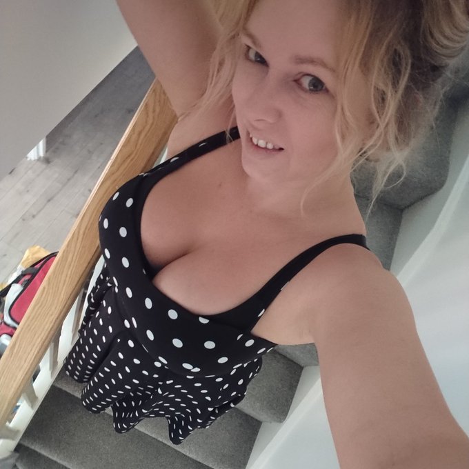 #lockdownuk got me like.. Messy hair pretty dress 😍  Enjoy the sunshine ☀ See more talk more with free<a href="/tag/lockdownuk"class="tags">#lockdownuk</a>